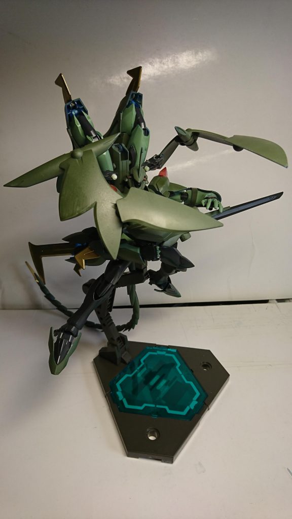 背部に装備したバインダーシールド・ウイングはフレキシブルに可動し、文字通りシールドとしても機能するウイングです。耐ビームコーティングも施されている為に防御力も高いです。