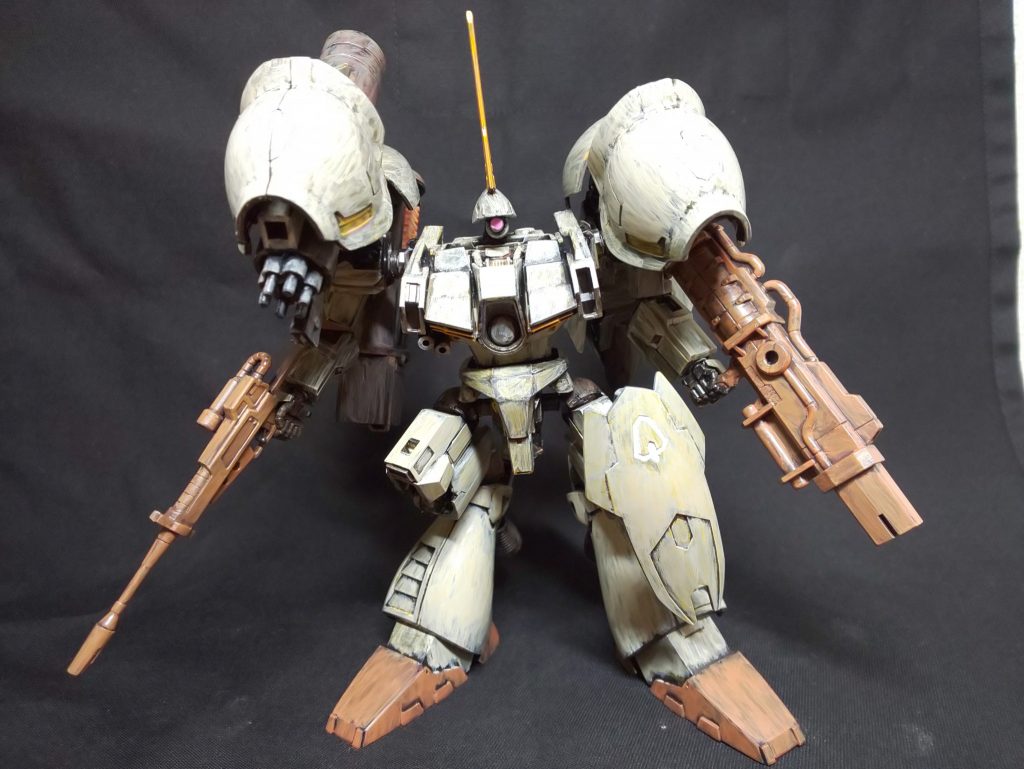 首をバックパックから生やし、股関節の位置をあげ、胴体にあった腕関節の基部をハンマープライヤーに埋め込んだもので胴体幅を増やしてシルエット変更しています

顔もビームサーベルの柄とか爪のヒンジとかでそれっぽくでっち上げています

結構元キットとビジュアル変えられたと思いますが、足のスラスターと左手の銃以外はガルバルディリベイクのキットに入っている部品でできています（プラ板プラ棒除く）