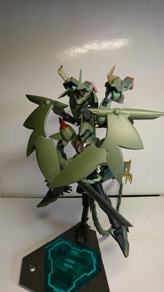 胸部の拡散ビーム砲の他に、背部にはそれを強化した「テュポーン・ビームキャノン」を装備。
MS形態でも使用出来ますが、反動が強い為に威力はMA時より劣ります。