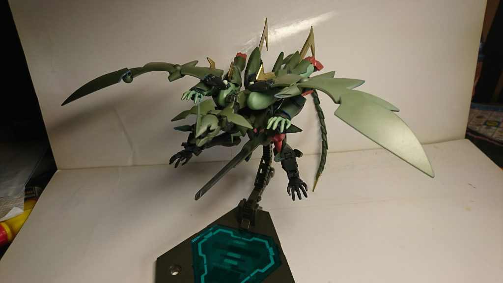 本機最大の特徴として変形機能が備わっています。これにより、巡航性能と攻撃性能の向上及び他機の牽引・搭載が可能となる為、支援機体としてだけでなく十分最前線での戦闘にも耐えうる機体性能を獲得しました。