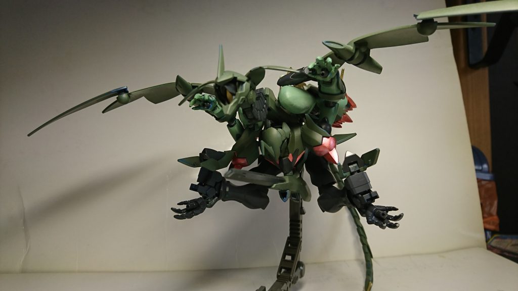 胸部拡散ビーム砲にビームライフルを直結した為に威力が増し、更にビームキャノンも反動対策の首部分が機能し、最大出力のビーム一斉発射は戦艦を一撃で沈める程の威力になります。
戦闘に関してはMA形態が一番その脅威を十分に発揮出来る形態です。