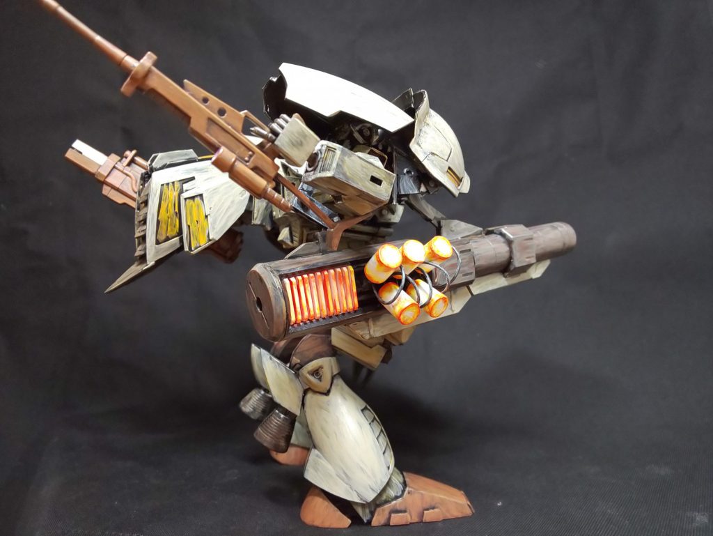 武器腕の機構はプラ板とプラ棒で作ったヒンジでなんとかしてます