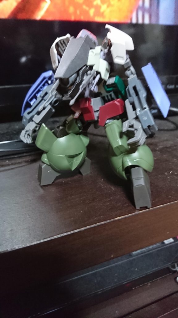 塗装前
パーツは獅電の胴体をベースにランドマンロディの脚を使って身長を縮め、ティルトローダーのチェーンソーを腕に移植手はグレイズアインの物を使用しました後頭部を無くし胴体に頭部製作をしました