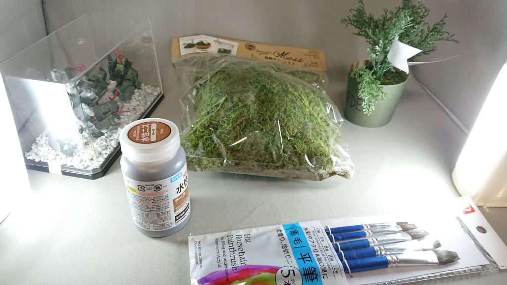 材料はこちら。
フェイクモスを中心に盛っています。