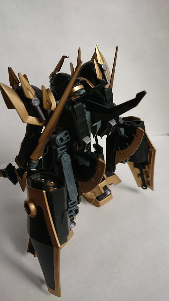 バックパック装着時のフロント&リア
装備の配置とかを考えずに造った為、装着したら腰のヒートソードが干渉してしまった悲しみを背負ったバックパック。
腕の可動域も制限されるので、あんまりよろしくない見た目重視の装備品。