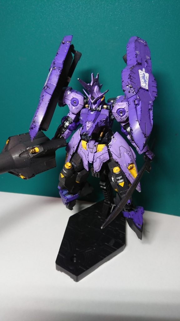 バックパックの盾を前に構えた状態。