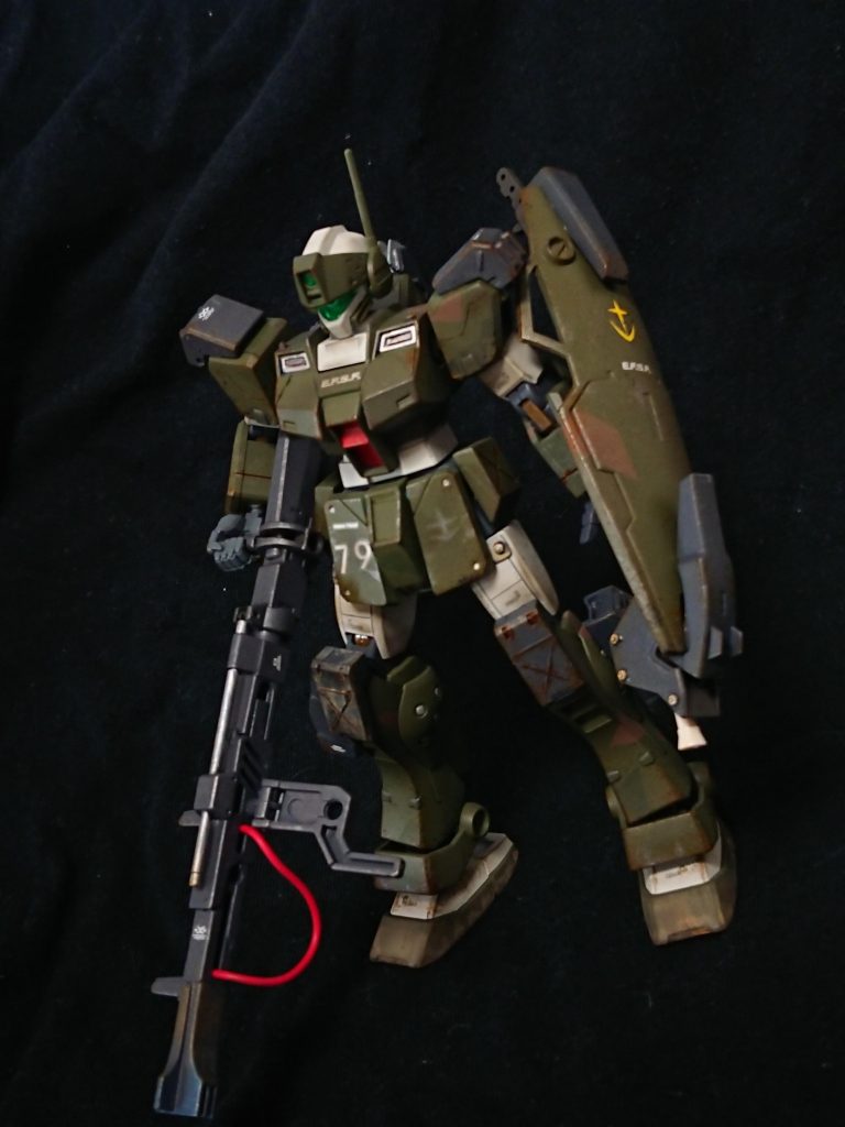 一年戦争後、ジオン残党の掃討を目的とした地上のms特殊部隊「ドラヴ・シーカー隊」所属の機体であり、地上戦に最適化されたジムスナイパーⅡのカスタム機体である。各部は独自機構を備える増加装甲を追加しており、実弾防御力の向上と局地戦に対応した機能の獲得に成功している。
本特殊部隊は連邦高官の残党軽視思想の煽りを受け、発足当初は予算確保が難しかった。しかし、部隊の運用目的を「次世代型ms、及びms用携帯火器の実戦データ取得部隊」という名目にすることで活動資金を得ている。