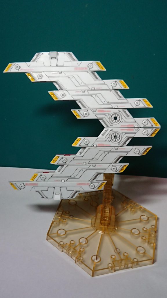 裏面は黄色部分を塗装して派手めなデカールを乗せました。
スミ入れがうるさく感じたので色を薄めるかもう少し線を細くしたほうがよかったかも。