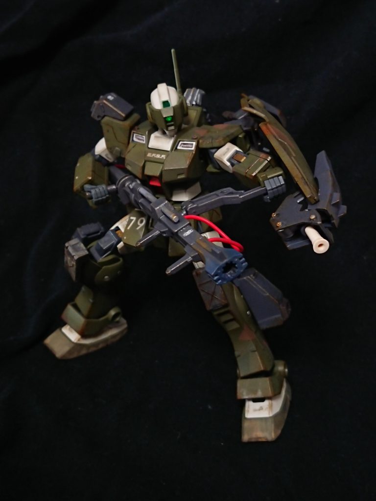 試作品 大型ビームランチャー
重力下での大出力ビーム兵器として試作されており、本体内蔵のサブジェネレータと機体からの出力供給により高い射程を持つ。命中精度に難があり、狙撃精度をスナイパータイプ機のシステムに、反動をパイロットの操作に頼らざる終えない状態であり、加えて基地や居住区の付近では使用できないため扱いが難しい。