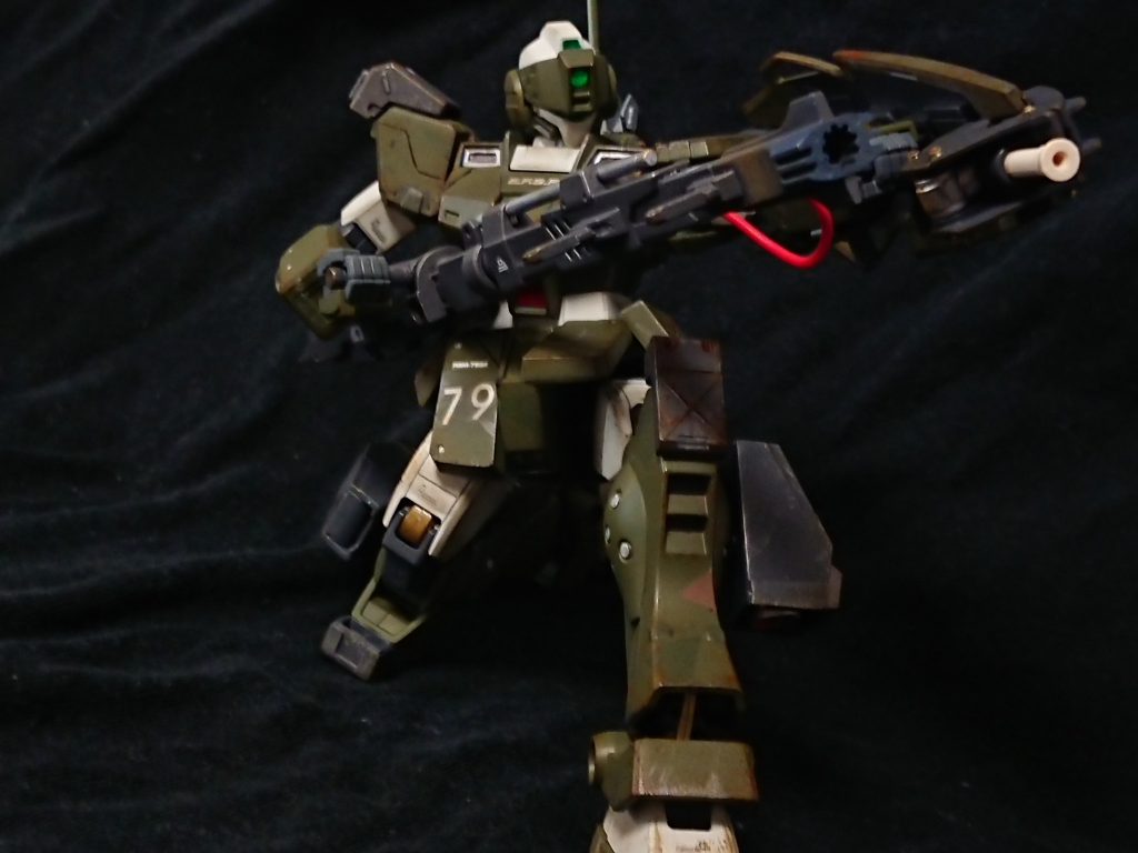 膝立ち打ち
パイロットの癖で右膝を着き左脚を立てるため、右膝の増加装甲に汚れや傷が多くみられる。