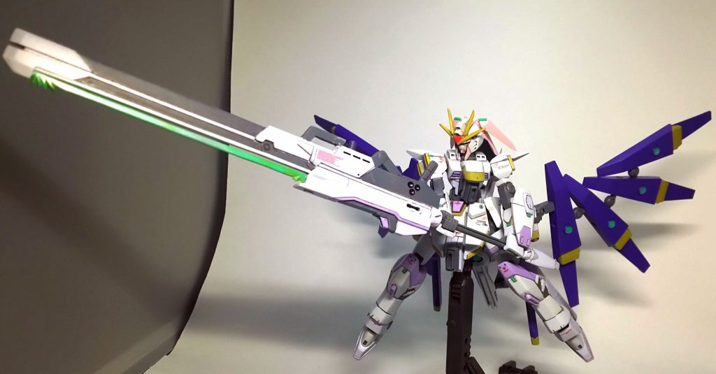 グリップを展開することで大型の対艦刀としても使用可能。