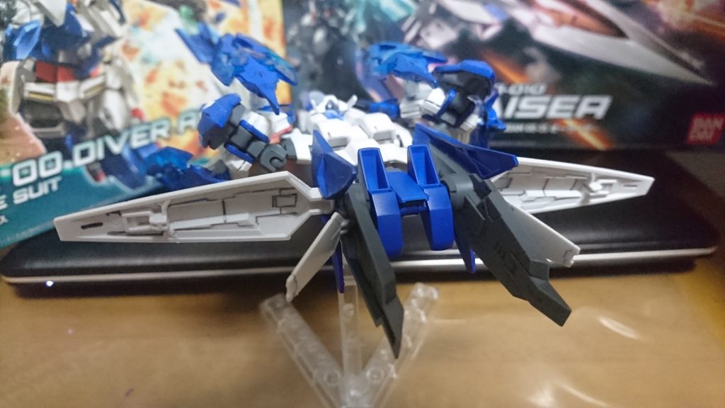 もちろんGNスラスターは開閉します
他にもバインダーの可動域が広く、オーライザー自体がよく動くのでいろいろと遊べます。
１２月に出る通常カラーのHWSを接続して砲撃仕様にしても面白そうです。