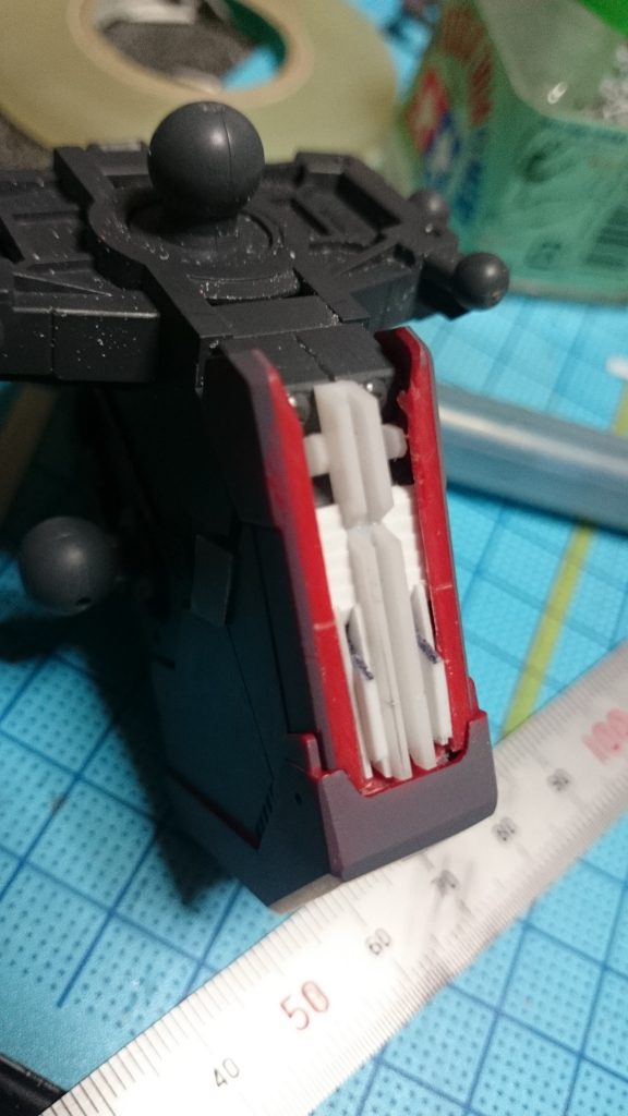 股間が何もなかったので切り抜いてプラ板でディテールアップしました。 
板と凹の組み合わせです。