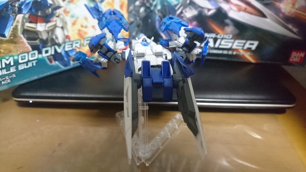 ・ダイバーエースユニットⅡ
ダブルオースカイ用に出力を向上させたダイバーエースユニット。ダブルオースカイ自体が機動性に優れているので直線的な機動力よりも曲線的な運動性の強化に比重を置いて出力調整を行っている。
接続軸をダブルオースカイ用に変更している他、モモカプル等にも装備可能。本機はそれをテールユニットとして使用しているが、他のバックパックに換装することや装備しているバックパックを他のフォースメンバー機に受け渡すことも可能で、スカイグラスパー的な運用も可能。
リクの部屋にはスカイグラスパーも確認されているのでリクがそこから浮かんだアイディアなのかもしれない。