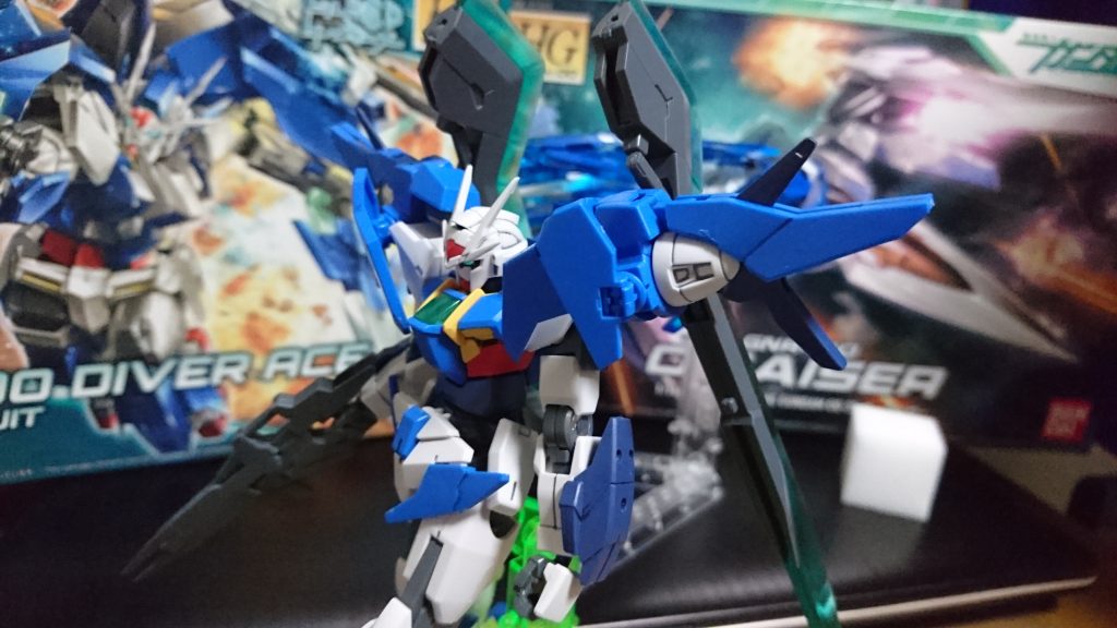 説明にもあったようにダブルオースカイに武装を追加しただけです。
全体的なシルエットはダブルオースカイのまま、近接戦闘能力だけを高めた感じです。
奇跡的にスカイドライヴの接続軸にメガスラッシュエッジが無加工で取り付けられましたw
色合い的に塗装無しでも違和感が無い気がします