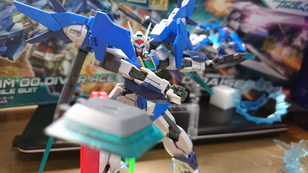 ・GNエッジ
ダブルオーダイバーからこれまでにいたる戦闘記録からリク自身の「ある欠点」を補おうとソードインパルスおよびデスティニーのフラッシュエッジを参考にした投てき型の実体剣。同じくGNカタール素材。
投てき後、量子通信で挙動を多少は制御でき、擬似的な短距離誘導ドラグーンとして機能する。
だが、本武装だけではその欠点を補いきれず、そのためには更なる強化プランが必要となった。