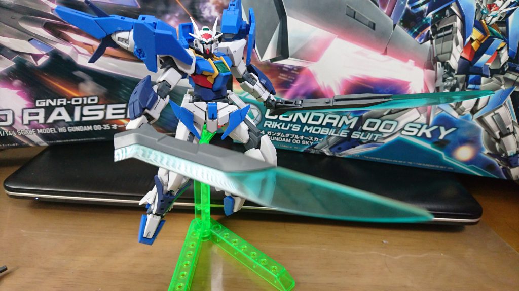 ・GNスカイブレイド
バスターソード、ロングライフルに代わって装備された武装。
AGE-Ⅱマグナムとの戦闘で既存のバスターソードではハイヤーザンスカイフェイズ時の出力を活かしきれないという点から新たに作成された大型の実体剣。
リクが使用していたソードインパルスのエクスカリバーを参考にGNカタールの技術で生成されており、バスターソード以上の切断力を誇り、GN粒子との親和性を高めることでハイヤーザンスカイフェイズ時の攻撃力を向上させている。