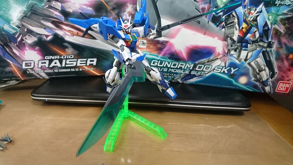 ・GNスカイバスターブレイド
GNスカイブレイドとGNエッジを合体させた大型剣。ザンユニットのGNバスターソードⅢを参考にしている