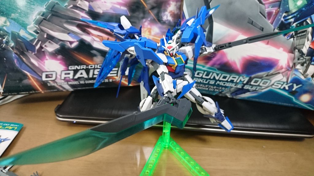 ・GNスカイバスターソード
ハイヤーザンスカイフェイズ時の出力を活かし切るためにバスターソードに代わって装備された武装。
ソードインパルスのエクスカリバーとザンユニットのGNバスターソードⅢを参考にした大型剣。
刀身はGNカタール素材でより、GN粒子との親和性を高めることでハイヤーザンスカイフェイズ時において必殺技の威力を飛躍的に向上させている。