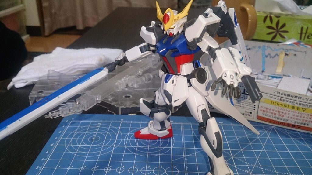 初期形態。これはシンプルに頭部にルプスのバーツを付け、サイドアーマー・リアアーマーと手をルプスに変えただけです。

あとは武装をソードメイス。腕部下部にはビームガンポット。背中にはミキシングして製作したビームライフルを背負っています。