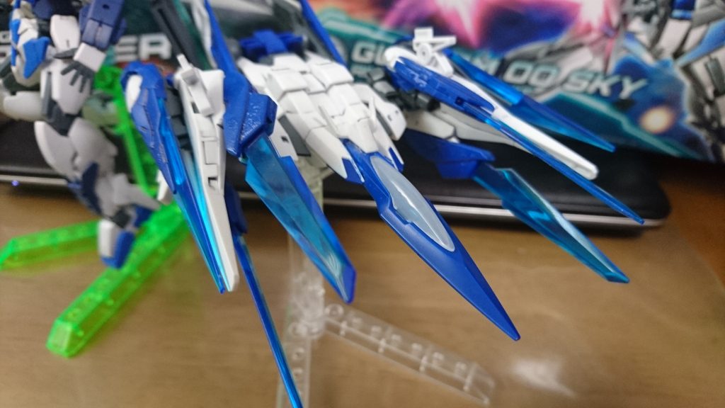 GNライズソードビットを外すとこんな感じで元のオーライザーに近いシルエットに。
ちなみにシアクアンタと違いこの四基のソードビットは武器では無くAGE-２の疑似斥力推進の機能を盛り込んだ専用の大型クラビカルアンテナという設定です