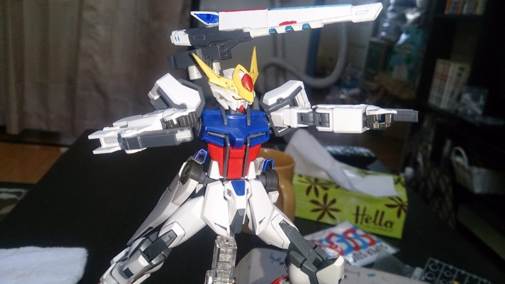 このポージングを見ると、何かを彷彿させるかもしれませんが、目の錯覚でそう見えるだけです。