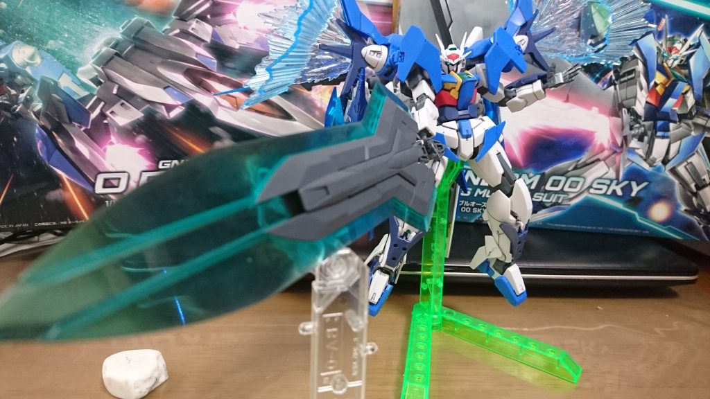 ・GNスカイブラスター バスターソードモード
GNスカイブラスターにGNスカイバスターブレイドを接続した超大型剣。ダブルオークアンタのGNソードⅤのバスターソード/バスターライフルを参考に、本機の四基のGNドライヴから得られる膨大なGN粒子を一気に放出することで絶大の破壊力を誇る本機の最大にして最強の武装。