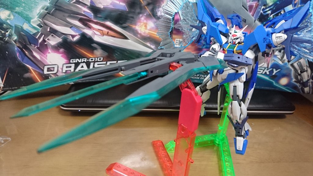 ・GNスカイブラスター バスターライフルモード
GNスカイブラスターのライザーソード形態。ダブルオークアンタ同様にこの形態から超大型ビームサーベルを発生させ複数の敵を薙ぎ払う。
ただし、要求される粒子量も膨大で基本的にはスカイライズ状態でトランザムインフィニティー中もしくはハイヤーザンスカイフェイズ時の使用のみに限定されている。
リク「これが俺達・・・」