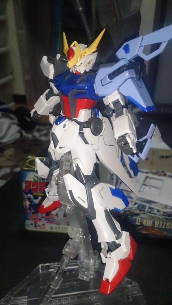 ソード装備をした、バルバトスでいう第２形態。
ソードメイスと大型実剣を背負い、左腕のガンポットをシールドクローに変更。
写真では分かりずらいですが、リアアーマーに上のビームライフルを装備しています。

足にはルプスのバーニア？的なものを追加しています。今後の形態にも引き継がれていきますよ。