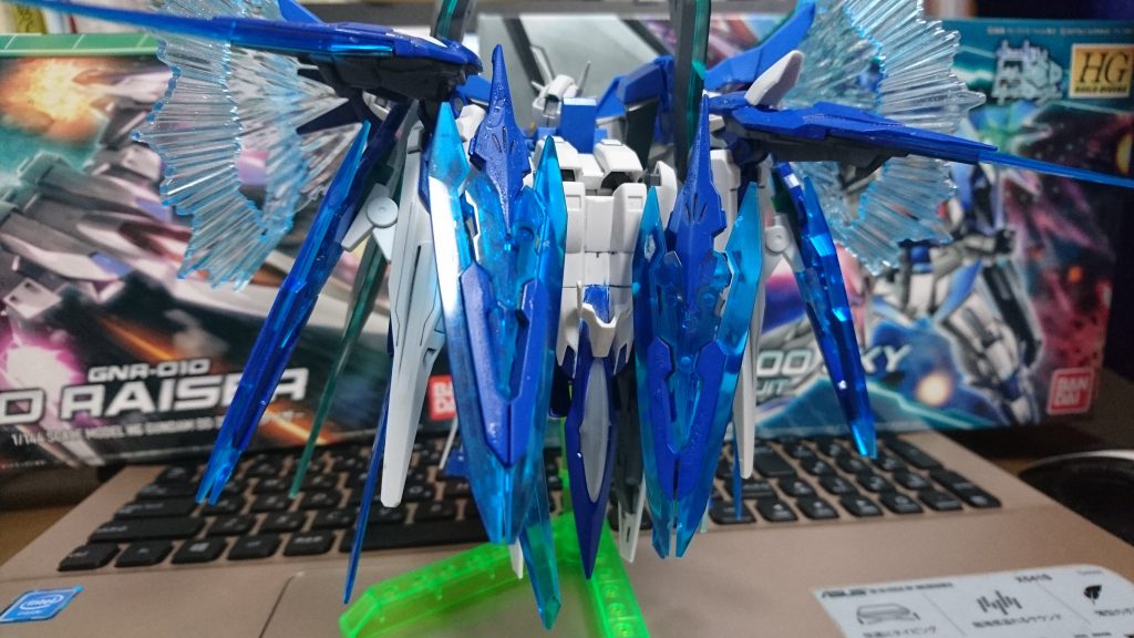 背面
サンライザーがある分、かなりボリューム増し。
接続方法的にダブルオーライザーというよりはダブルオーザンライザーに近いかもしれないです
疑似斥力推進内蔵クラビカルアンテナ+ダイバーエースユニット+光の翼なので凄まじい機動性になりそうです