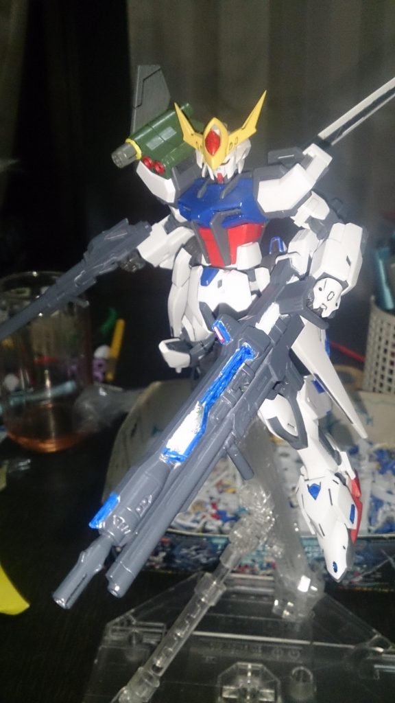 ランチャー装備をした第３形態。アグニの下部に実弾のロングライフルを装備し、手には中距離用レールガンも装備。同じくリアアーマーにもビームライフル装備。
右腕のビームガンポットにソードを装備してますが、外してガンポットにもなります。

脚にバルバトスルプスの外部装甲をまた追加しています。これも今後の形態にも引き継がれていきます。