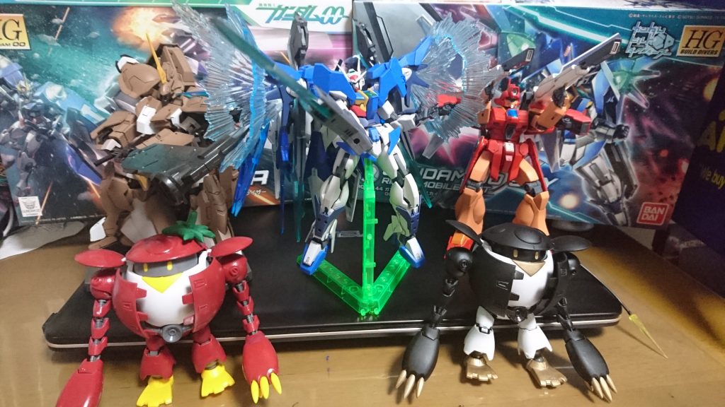 おまけ
新生ビルドダイバーズ(仮)
前に乗せたガルバルディリベイクとジェガンブラストマスター、未掲載のモモカプルEですね。
アヤメさんの零丸はフルアーマー版が出てから作ろうと思っています。
ナナミさんはとりあえず中の人繋がりでトマトカプルということで・・(笑)
他の機体も随時公開していく予定です。