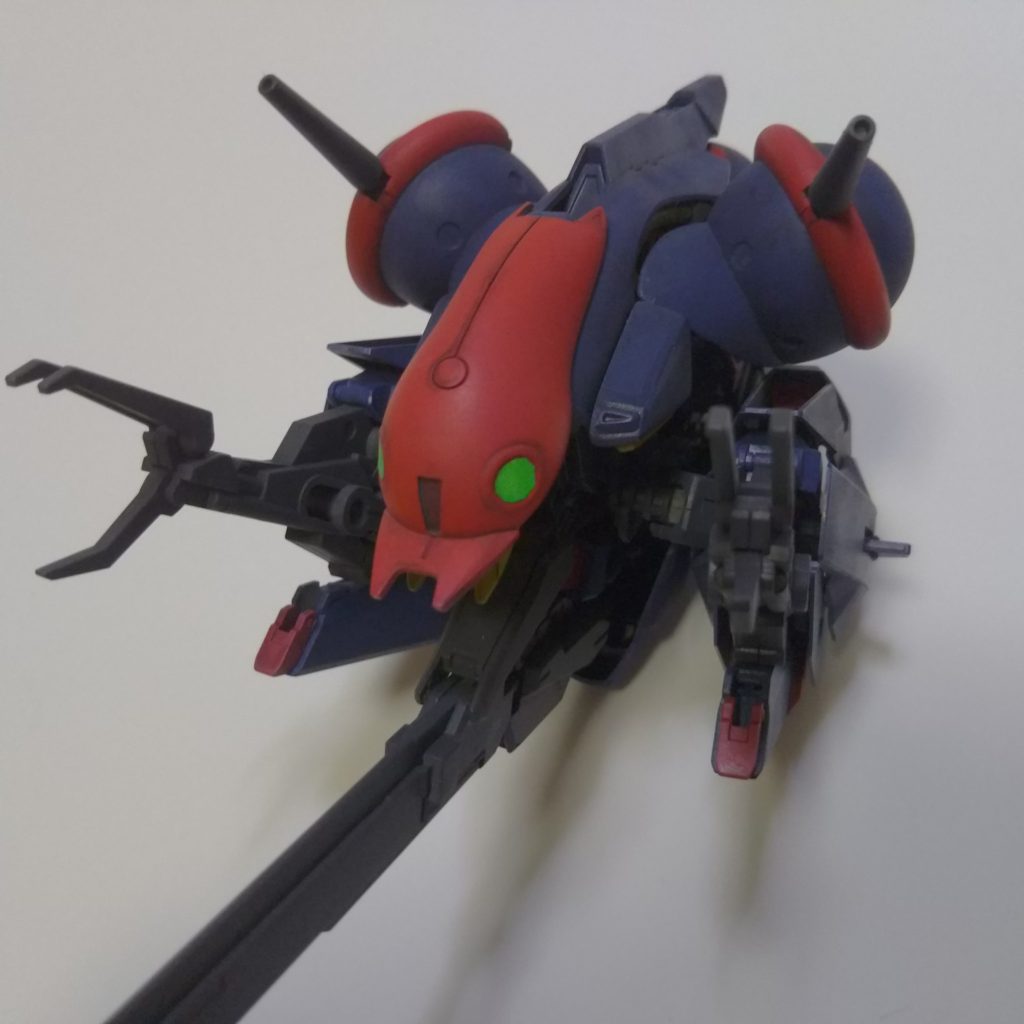 変形すると、何故かガブスレイぽくなります！！(゜ロ゜ノ)ノ
普通に変形させても何だかなぁ…なので、バウンドドッグみたく、上半身を横に捻ってMA形態は形をだしております。