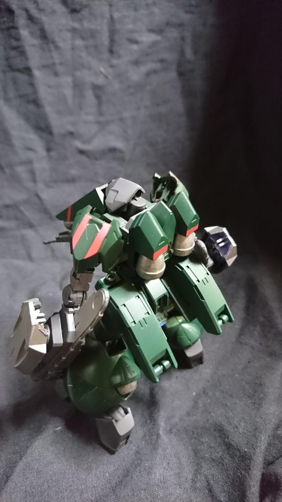 ドヴェルクフレーム
ジャンク屋「レプラコーン」がジャンクパーツを寄せ集めて製作したフレーム
エイハブリアクターは、破損したMSの胴体をまるごと使い作業用MSとして製作されている、様々なパーツを使用してるため外見はすべて異なっている、MSより身長は低く、そして戦闘力は低いがモビルワーカーより頑丈である
01は最初に製作されたMSで元は獅電だった
兵装は最低限に押さえられておりパイロットは獅電の持ち主ゲイルや他のクルーが勤めている