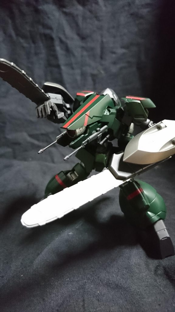 レアアロイチェーンソー
レアアロイで作られた近接用武装、
かつて厄祭戦で使用された代物たまたま「レプラコーン」が回収して01の腕に移植フレームを両断できる
ジャンクパーツの切断にしか使わないが戦闘時には武器として扱う
ゲイル
退役軍人であり元テイワズの構成員
妻と娘がいたが謎の組織のテロによって死亡、その組織を見つけテイワズの獅電を奪取し単機で突入したが返り討ちにあい漂流「レプラコーン」に拾われ作業員として働いている