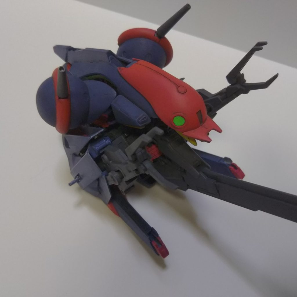 残念ながら、MA形態はスタンドに対応していないので直置きでの撮影に…無念。