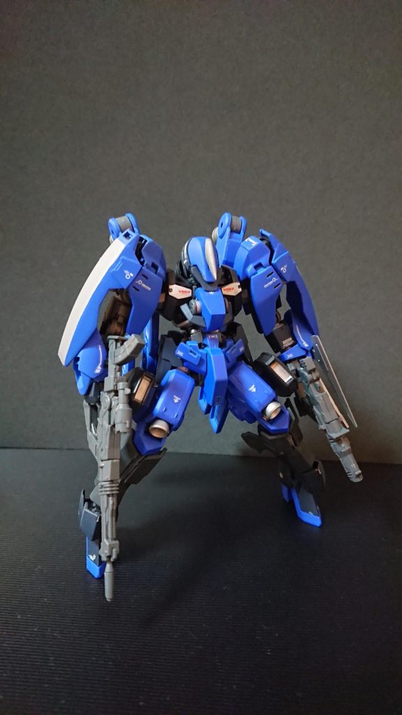 太腿にはグレイズリッターのブースターをつけてふくらはぎにはグレイズのもものパーツを半分に切りはりつけました。