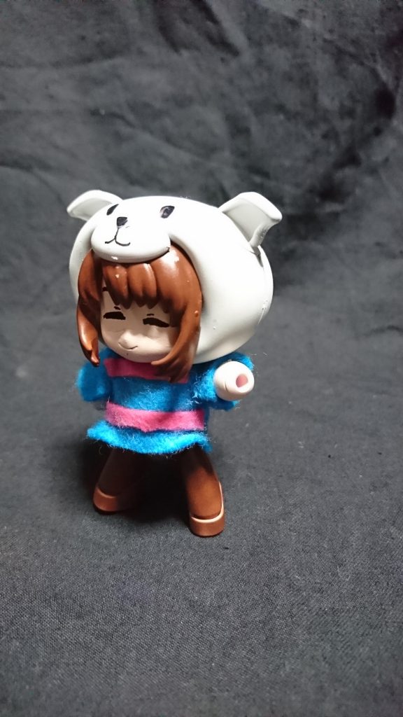 服はフェルトを使い袖の接着はグルーガンを使用、接着後に糸を引いたり他の部分に付いたりして取れなかったり大変でしたm(_ _)m
顔の成形も初挑戦でパテで整地……削り足ないで目の下にほりっぽいものができたり目を書くときにぶっつけ本番に書いたせいでバランスが合わないで違和感が残ったり……ぶっつけ本番じゃなく下書きすればよかった……