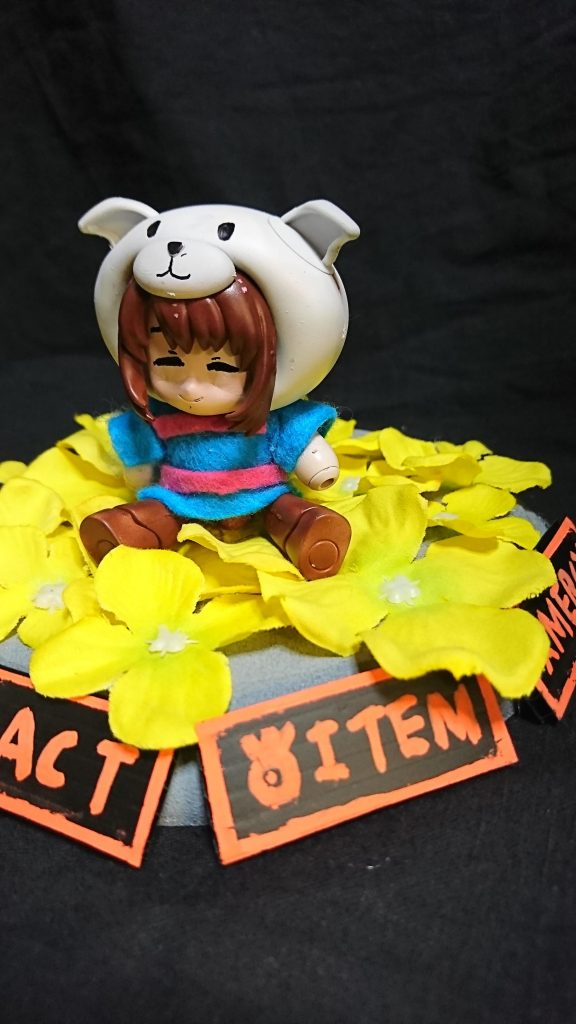 台座は木材の台座にストーン調のスプレーで塗装、プラ段で本編のコマンドを製作そして接着最後に造花を貼っていきましたm(_ _)m