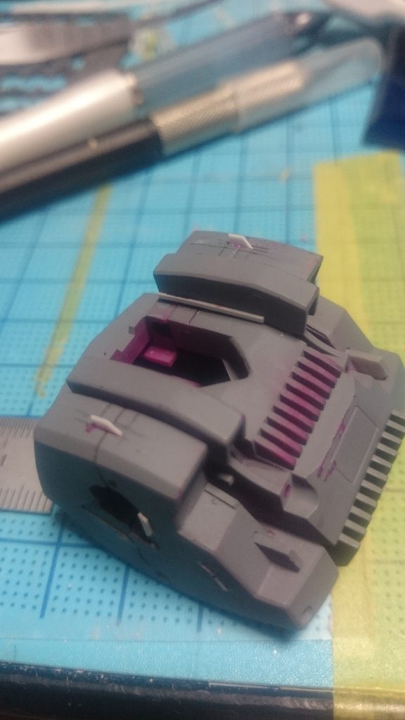 首もとは一度分割して合わせ目を消しました。 肩にちょっとしたディテールを追加しました。