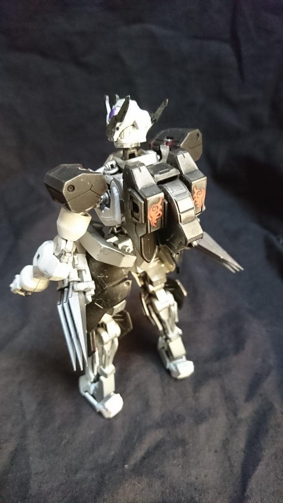 ガンダム・マルコシアス/壊
鈴音が搭乗していたガンダムフレーム
四肢と頭部が欠損して腕はヘキサフレームを移植、脚部はたまたま見つけたヴァルキュリアフレームを移植頭部はガンダムフレームでその他の外装パーツは残っていたジャンクパーツを寄せ集め補っているコックピットには阿羅耶識システムか搭載されてるが全くの別物のシステムだった解析したが該当がなく手がかりは鈴音の背中に付いているデバイスに「D.E.V.A」と刻印が打ってある名称だけだった起動させてテストしてみた
鈴音曰く「自分の身体じゃないみたい」といっていたそうだ
鈴音
ボサボサの黒髪ロングで緑色の眼(ジト目)の少女、身体能力が高く近接格闘のスキルが高い暇があれば年少クルーに格闘術を教えている背中にはデバイスが装着されており阿羅耶識システムに似ているが謎が多い(出生不明)
普段はおとなしく戦闘時になると容赦なく戦い方は荒っぽい
ペッカーとゲイルになついておりネルとは気まずい感じもありながら仲良くなっている他のクルーとはまだ仲良くなれそうにない(特にオリバー)
チョコレートや飴を好んで食べている苦手な物は火星ヤシと苦い物
食べている時は可愛らしい笑みを浮かべてる