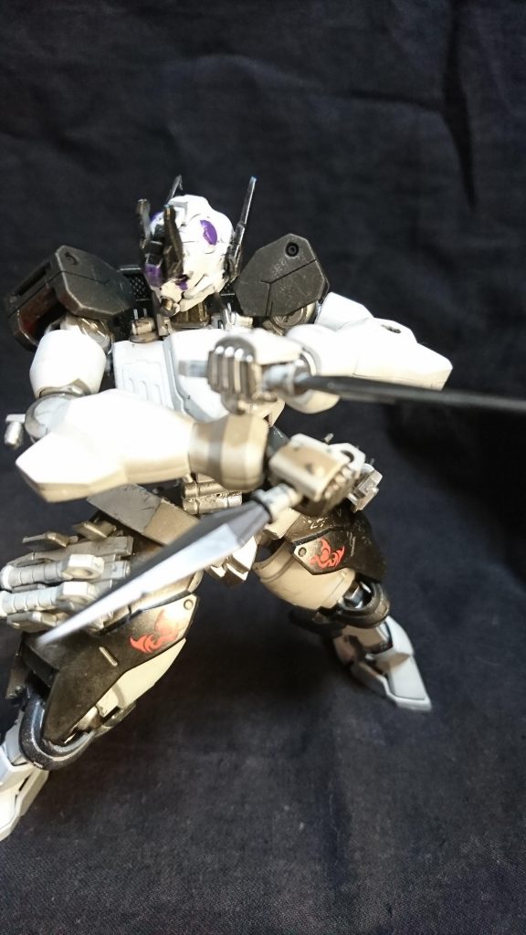 バーストクナイ
6本装備されている起爆型クナイ
任意で爆発させることもできワイヤーユニットに6本くくりつけ手製の爆導索が作れる近接格闘にも使える非常用武装