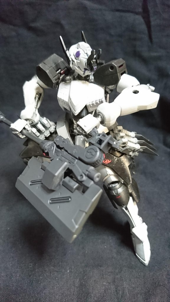 バーナーアックス
ガスバーナーと斧を掛け合わせた複合武器
ガスバーナーはパーツを切り出す時や障壁の溶断に使われている時に武器として使える重量もありMSを叩き潰すほどの威力を誇る鈴音のお気に入りの武装