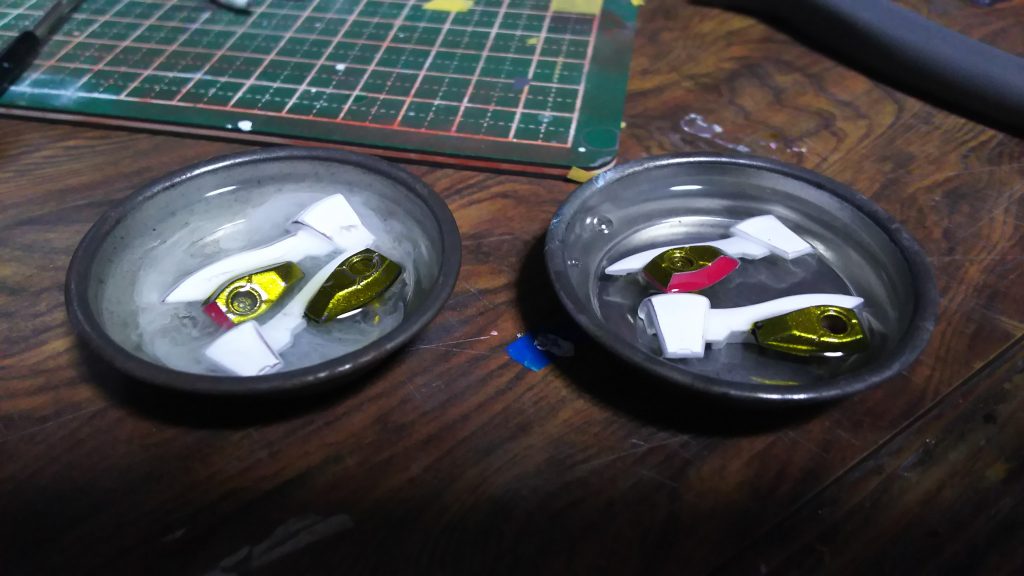 塗装失敗して塗料落としてるところです。
猫を飼っているため塗装面に毛が混入したり、光沢の上にマスキングをしたりして剥がす時に塗装も禿げてしまったりと四苦八苦しました。