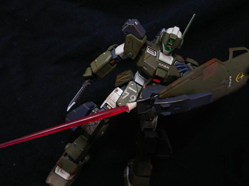 シールド先端の追加装甲型ユニットにはビームサーベル装備機能があり、近接戦に有利になる。