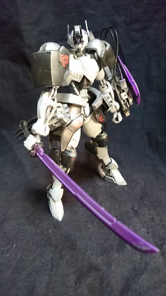 DriveΣ
ガンダム・マルコシアスを回収した廃コロニー付近に漂着した謎の武装
分類は刀で小型リアクター「シグマドライヴ」という不明なユニットが鞘に直結されて刀に動力を流しこみナノラミネート反応を最大限に引き上げ抜刀時に高威力の斬撃を叩き込む原理になってるが長時間納刀しないと切れ味が落ちてしまう
不明な点が多い為調整解析が必要である