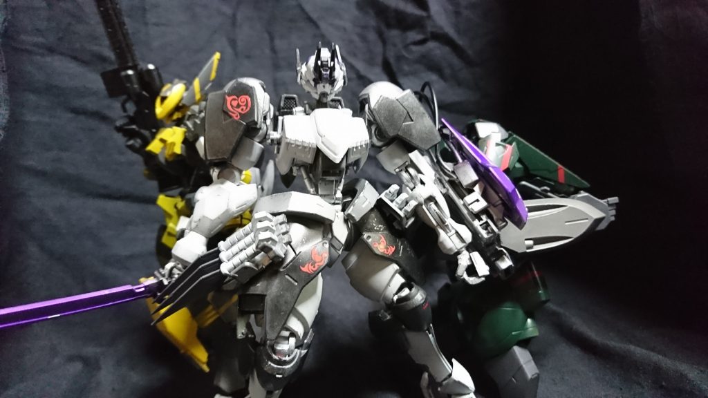 最後はレプラコーン所属メンバーの機体と一緒に撮影、三機並ぶと負ける気がしない……(゜ロ゜;