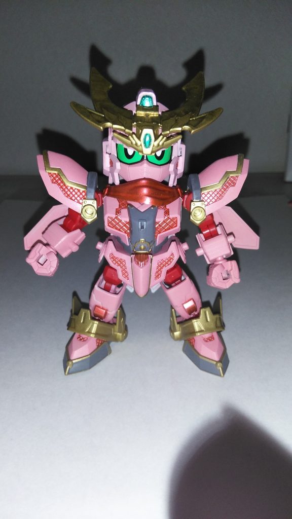 初めての全塗装です
我ながら細かい部分もちゃんと塗れたと思います
桃色にした理由はパイロットが女性のキャラクターだったのでクノイチっぽくしたいなと思ったからです