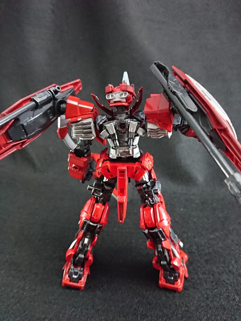 肩の盾裏に付けてある棒を繋げて…