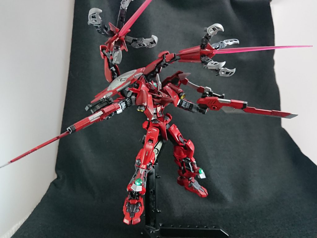 アーム中央からビームサーベルを出せるので四刀流が可能
アーム基部はレッドフレームのバックパック接続部を改造して作ってあるので腰から背中へ移動できる

今回撮影ブースを縮小したら見事に壁が丸見えに